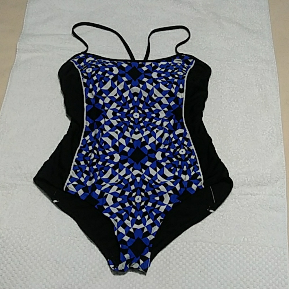 One-piece bathing suit with Keyhole back